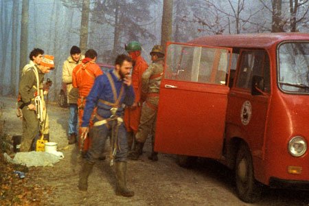 Gabrski jamarji na prvi akciji s Tomažem, 1988. Foto Mihael Rukše.