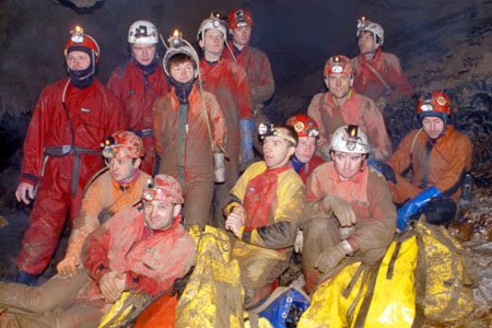 Ekipa ob potopu Toma Vrhovca in Mateja Mihailovskega v končni sifon Kostanjeviške jame, 2000. Foto Marko Pršina.