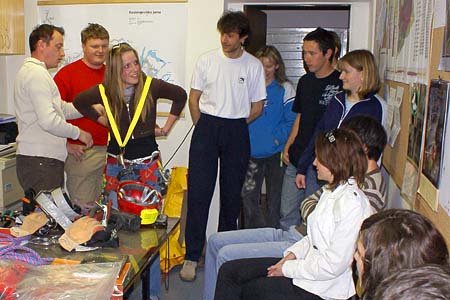 Tečajniki spoznavajo osebno opremo, 2007. Foto Mihael Rukše.