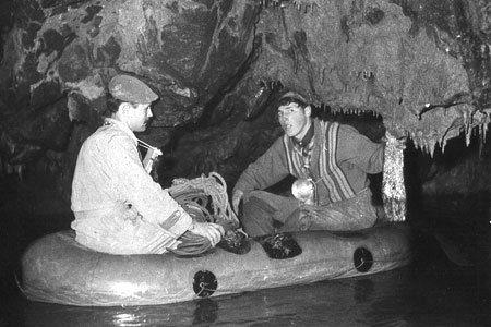 Ivan Žgajnar in Lojze Medle med raziskovanjem Kostanjeviške jame, 1963.