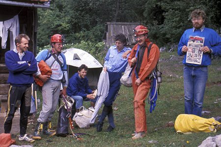 Sproščeno  vzdušje v taboru pred spustom v Jojkinovac, 1989. Foto Andrej Hudoklin.