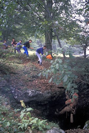 Vlečenje vrvi iz 90-m vhodne vertikale Jojkinovca, 1989. Foto Andrej Hudoklin.