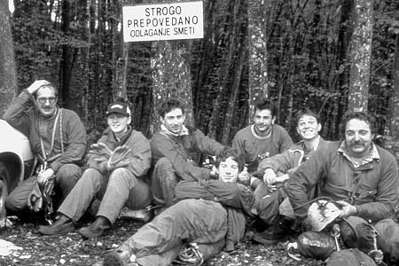 Zadovoljstvo po čiščenju Kotarjeve prepadne, 1996. Foto Andrej Hudoklin.