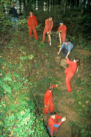 Čiščenje izvirne jame Shornica, 2001. Foto Marko Pršina.