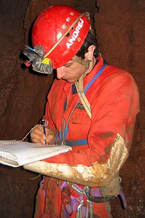 Risanje skice za jamski načrt. Foto Jože Avbar.