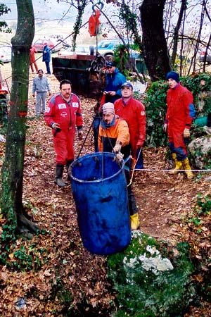 Čiščenje Pristavske jame, 2001. Foto Marko Pršina.